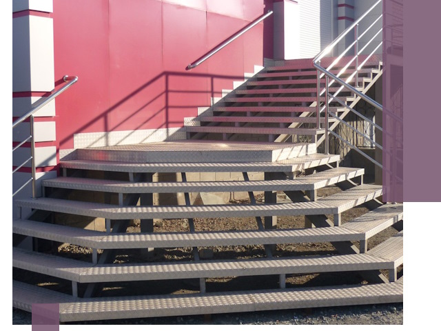 Лестницы для магазина в Кургане — изготовление и монтаж