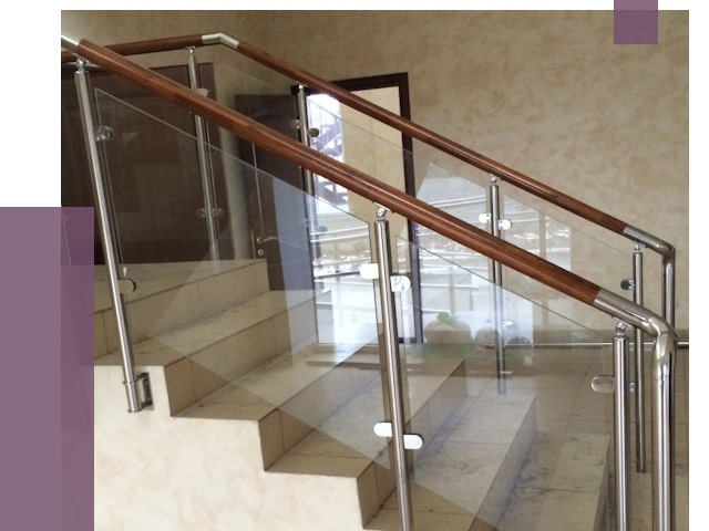 Комбинированные перила из металла и дерева в Кургане