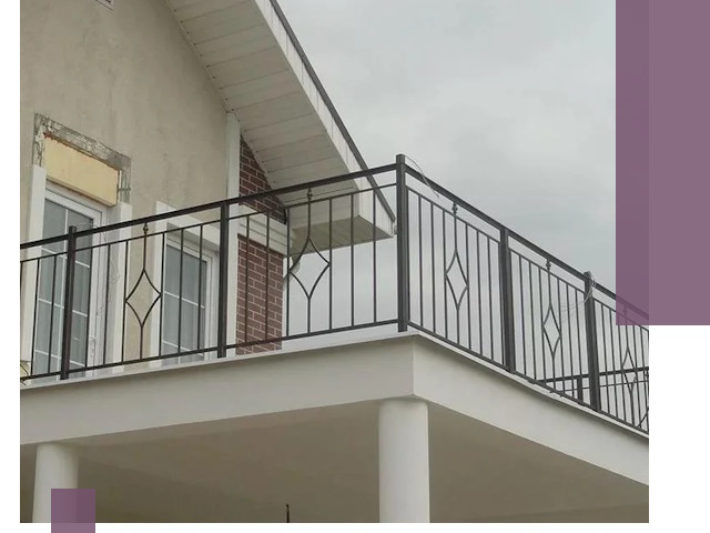 Изготовление балконных ограждений в Кургане из металла и стекла